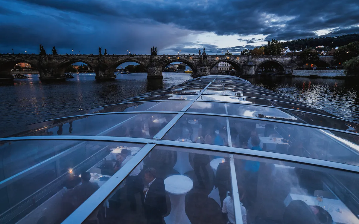 Crystal Dinner auf der Moldau – stilvolle Abendfahrt mit dem Glaspanoramaschiff und einzigartigem Blick auf die Prager Sehenswürdigkeiten