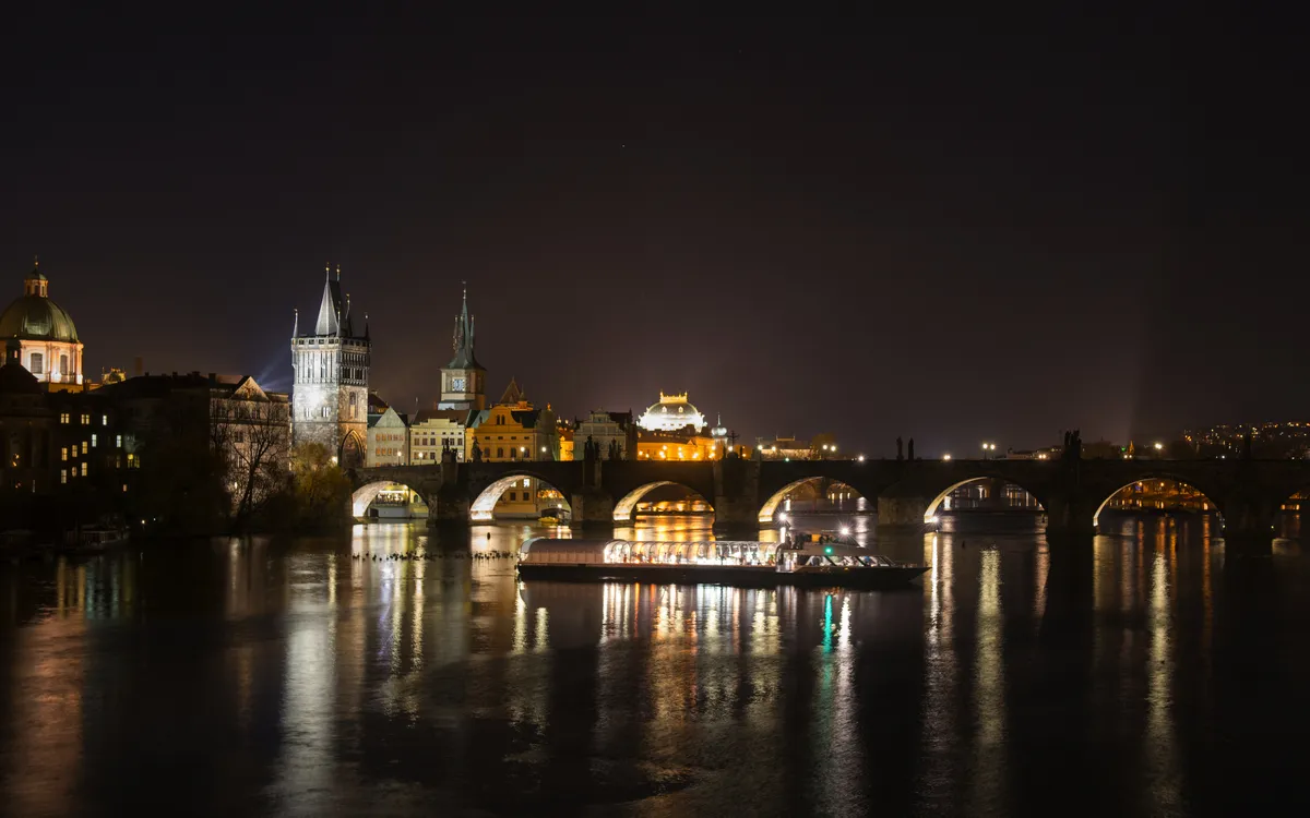Crystal Dinner auf der Moldau – stilvolle Abendfahrt mit dem Glaspanoramaschiff