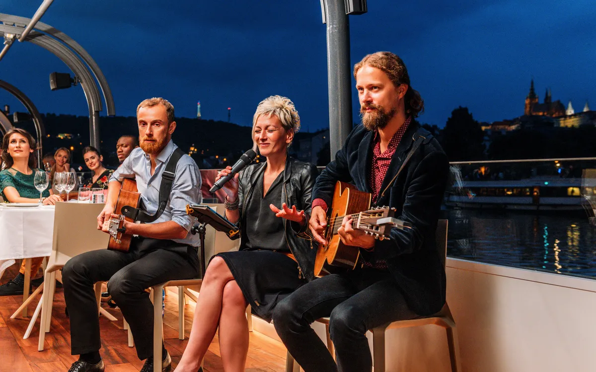 Crystal Dinner auf der Moldau – Gäste genießen ein reichhaltiges Buffet während der stilvollen Abendfahrt durch Prag