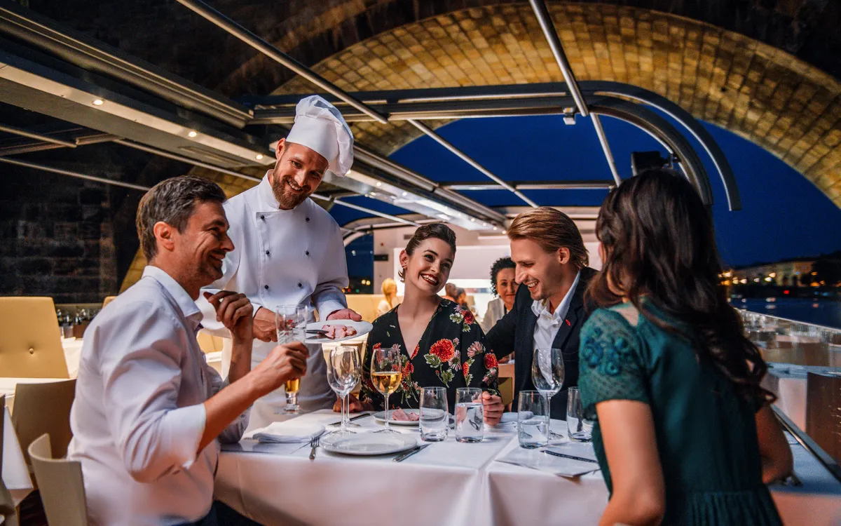 Crystal Dinner auf der Moldau – Live-Musik sorgt während der Abendfahrt für stimmungsvolle Unterhaltung an Bord
