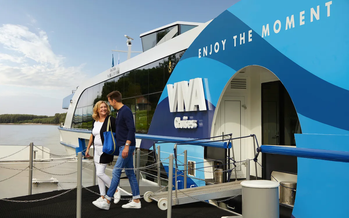 Menschen gehen auf das Kreuzfahrtschiff MS Viva Tiara in Melk.