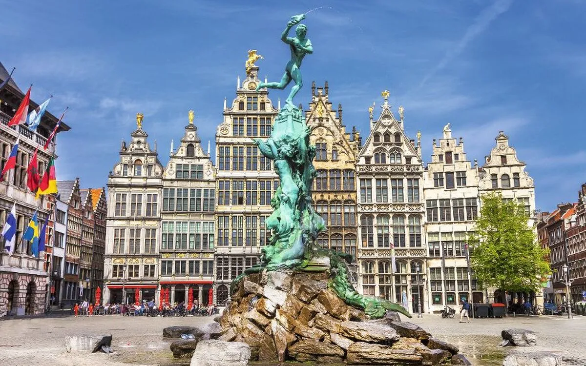 Brabobrunnen vor historischen Gebäuden auf dem Grote Markt in Antwerpen.