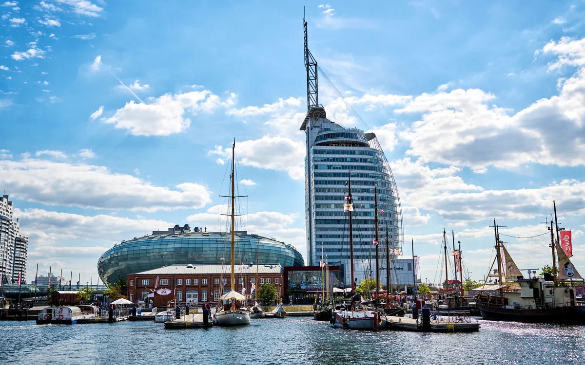 Maritimes Flair in Bremerhaven – der Neue Hafen mit dem markanten Klimahaus und dem Atlantic Hotel Sail City.