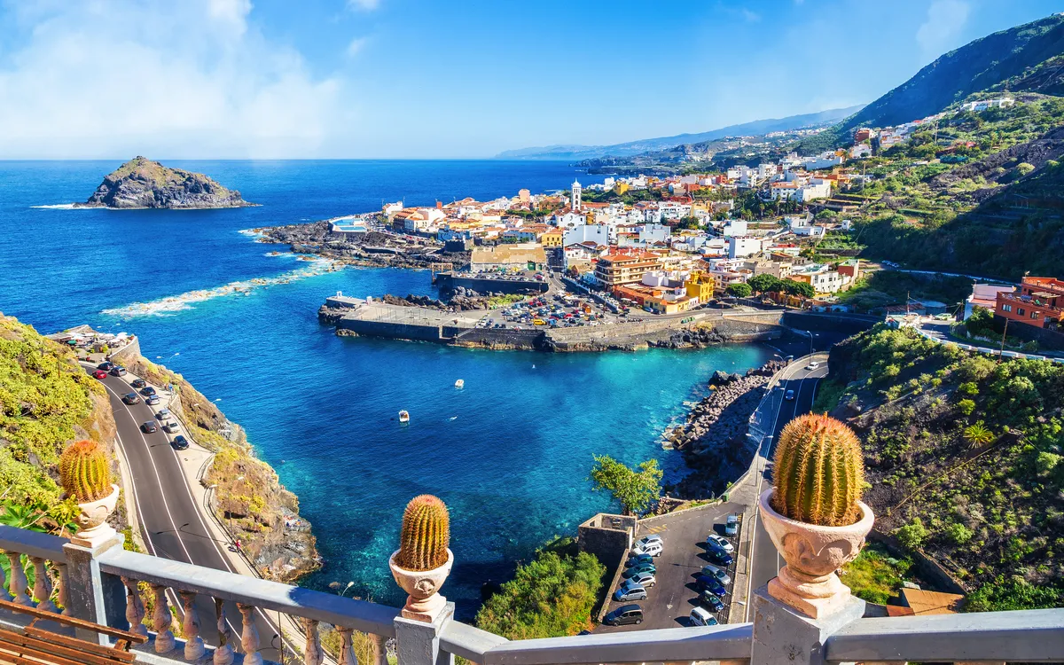Küstenstadt Garachico auf Teneriffa mit Meerblick und umgebender Landschaft.