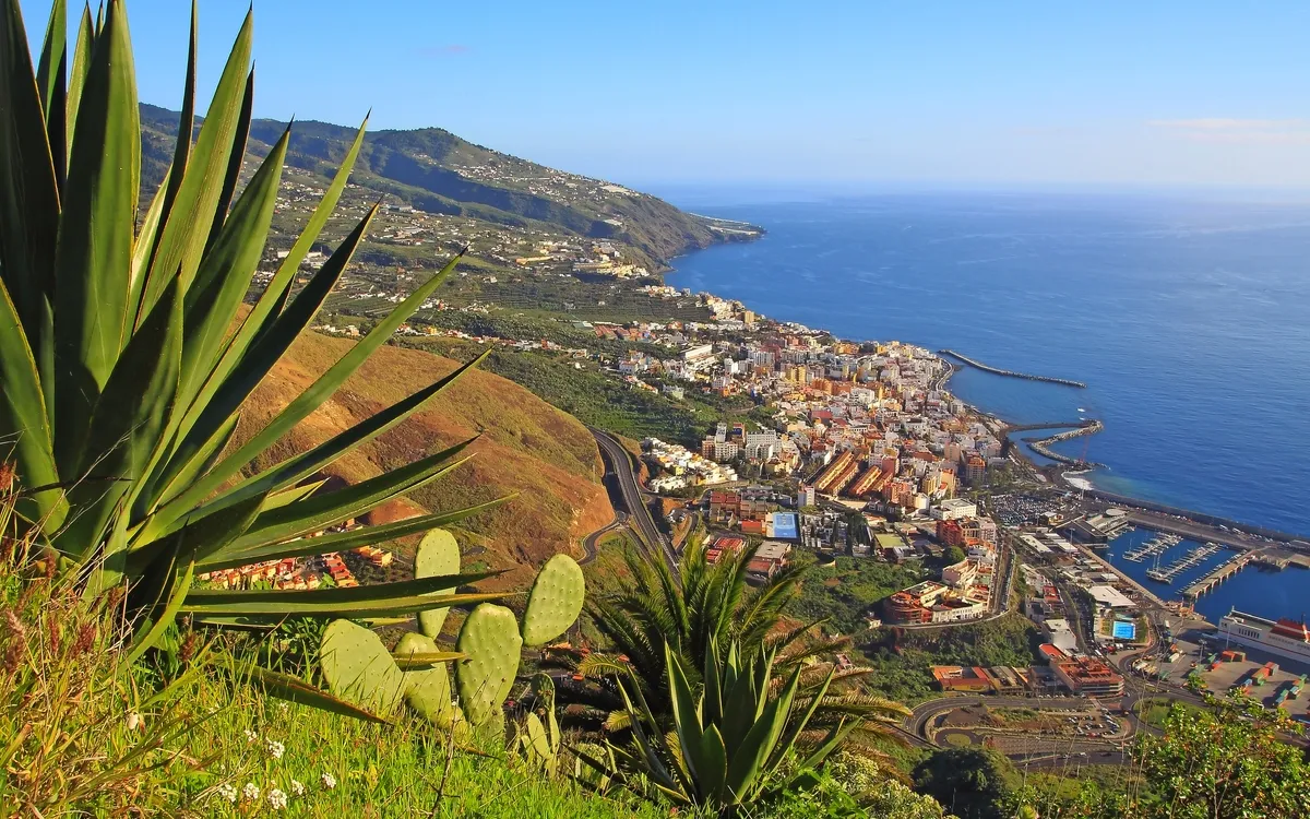 Blick auf Santa Cruz de La Palma mit Küste und Bergen im Hintergrund.