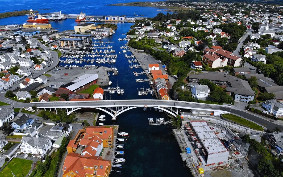 Luftaufnahme von Haugesund in Norwegen mit Brücke und Hafen.