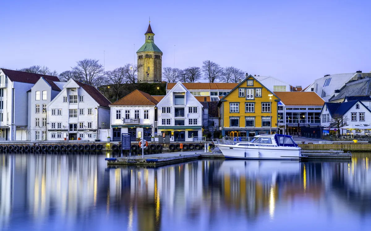 Panorama von Stavanger im Winter mit bunten Häusern und Booten im Hafen.