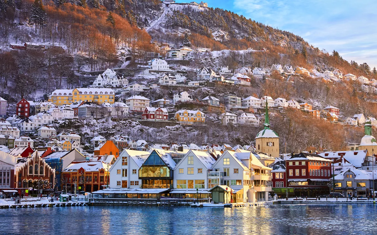 Historische bunte Holzhäuser am verschneiten Hafen von Bryggen in Bergen, Norwegen.