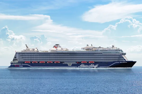 © TUI Cruises Kreuzfahrtschiff Mein Schiff Flow auf dem Meer unter blauem Himmel.