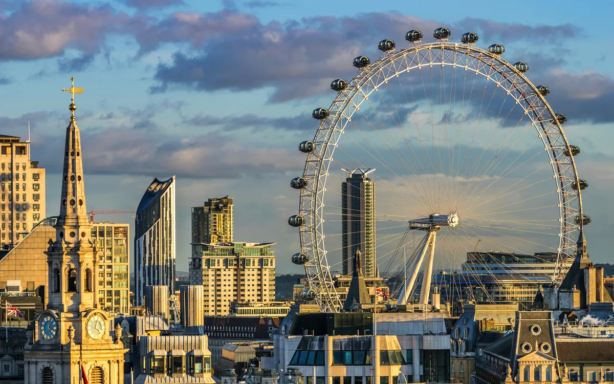 Stadtansicht mit London Eye und umliegenden Gebäuden bei Sonnenuntergang.