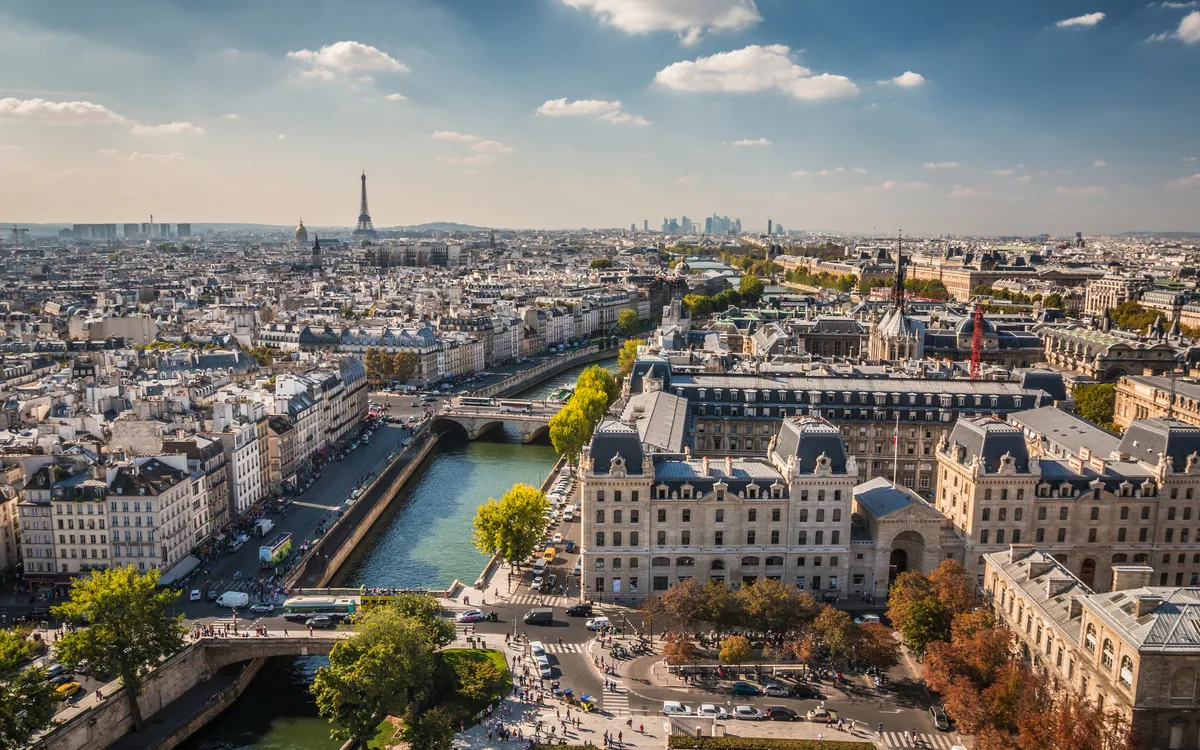 Stadtansicht von Paris mit der Seine und dem Eiffelturm im Hintergrund.