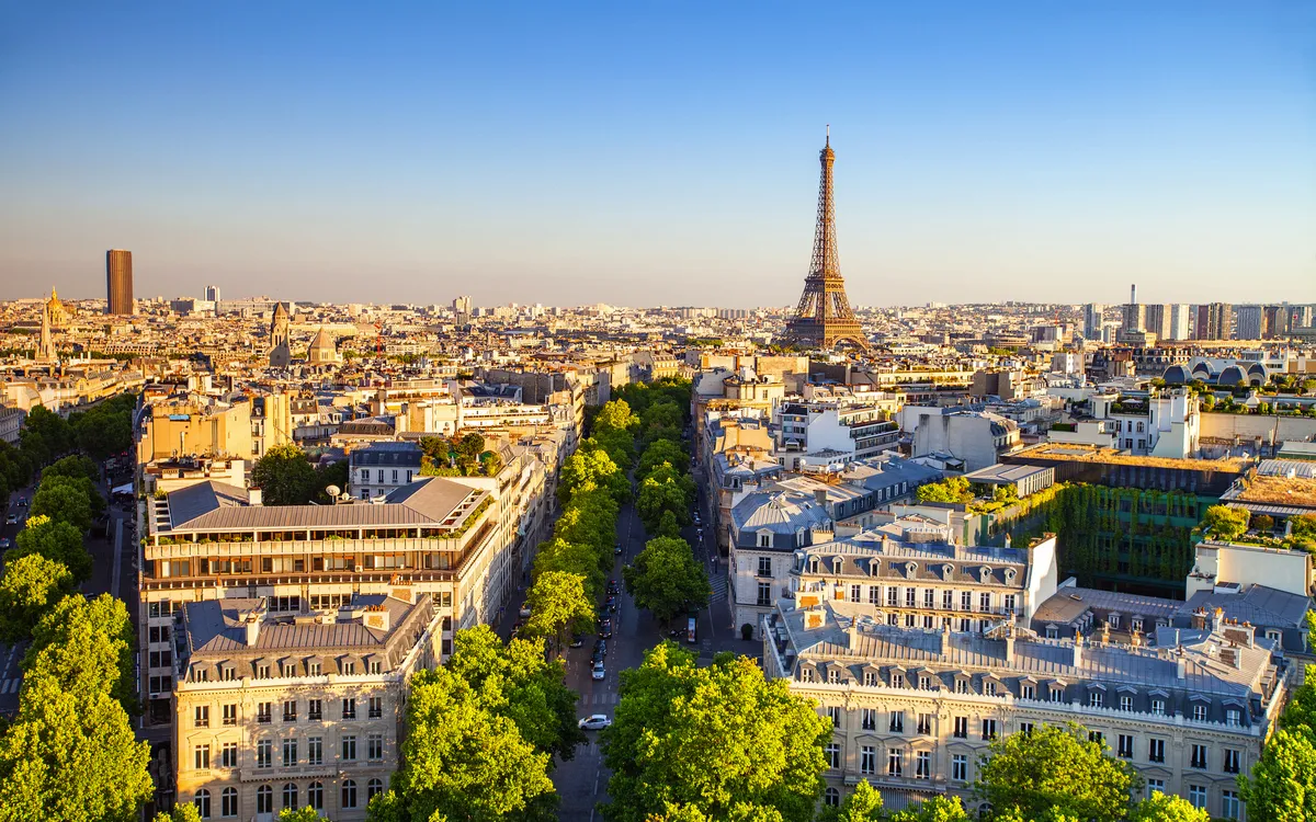 Blick auf Paris mit dem Eiffelturm im Hintergrund bei Tag.