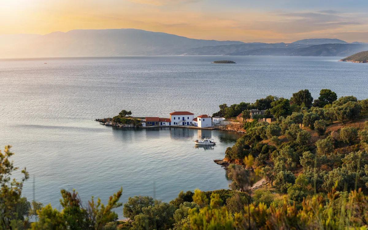 Sonnenuntergang über der malerischen Bucht von Tzasteni, Pilion, Griechenland