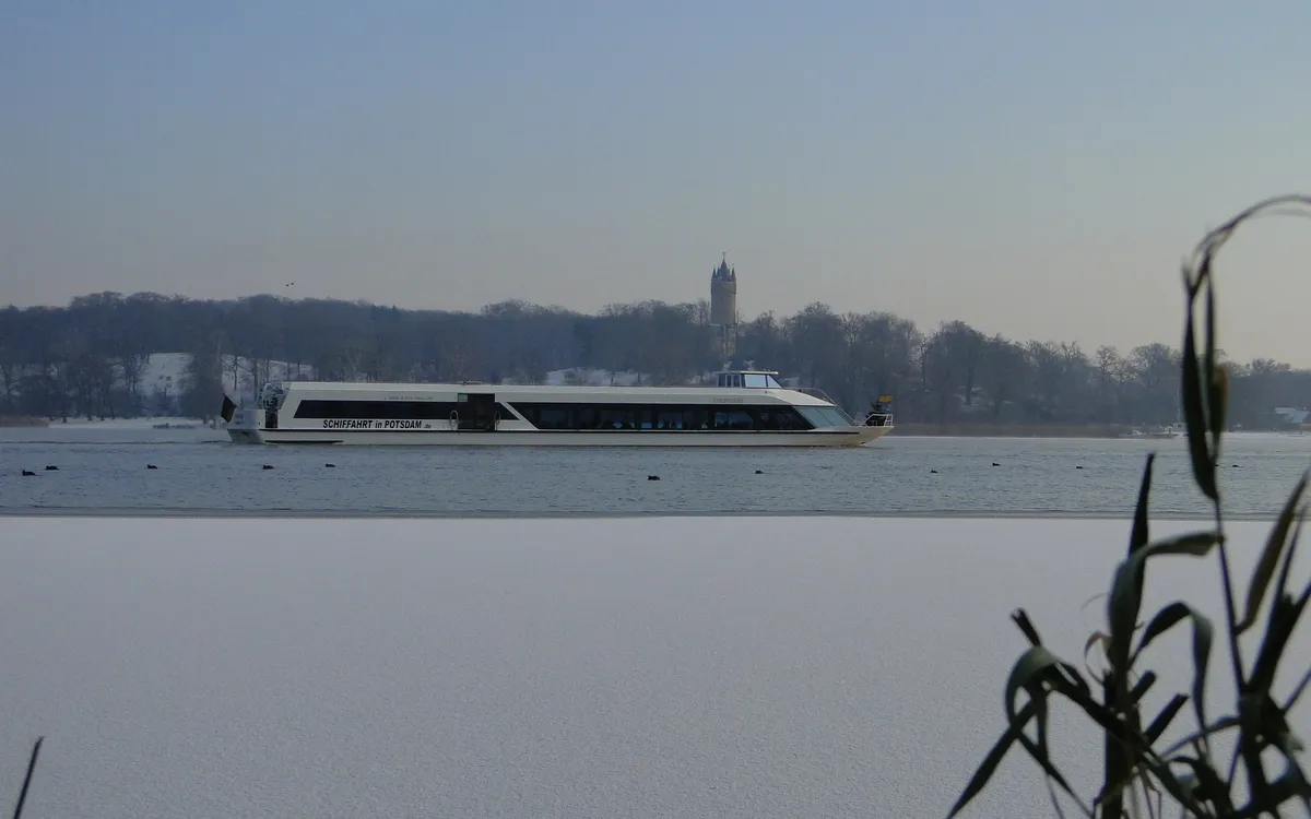 Schiff auf winterlichem See bei Potsdam