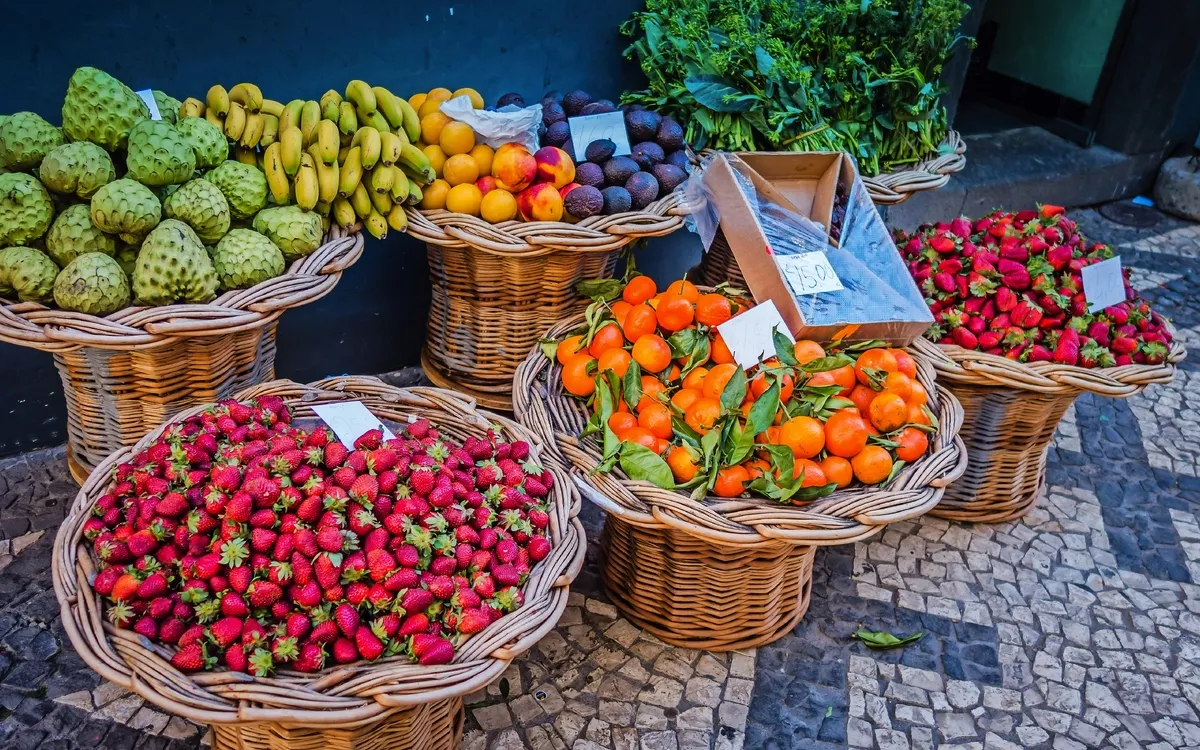 Marktstand mit Früchten und Gemüsen aus Madeira