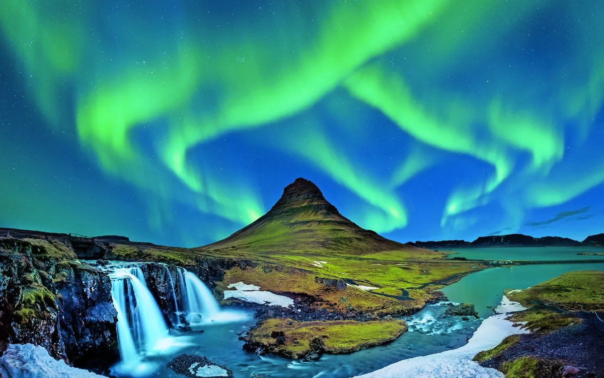 Nordlichter über Kirkjufell auf Island