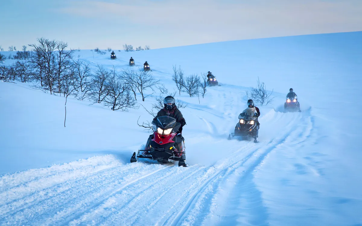 Motorschlittentour im verschneiten norwegischen Winterl.