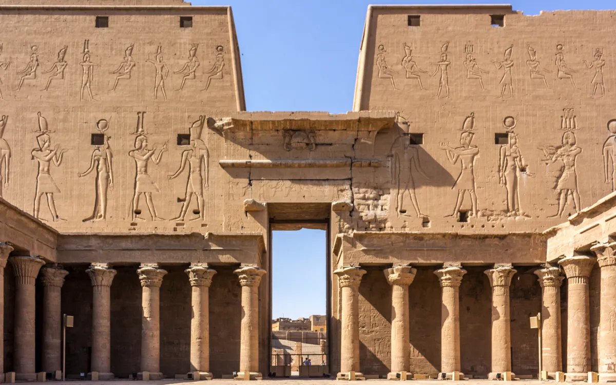 Der Tempel von Edfu am Westufer des Nils, Ägypten.