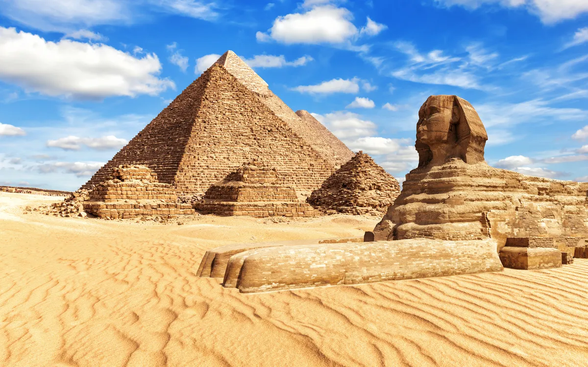 Große Sphinx und Pyramiden von Gizeh, Ägypten, bei sonnigem Wetter
