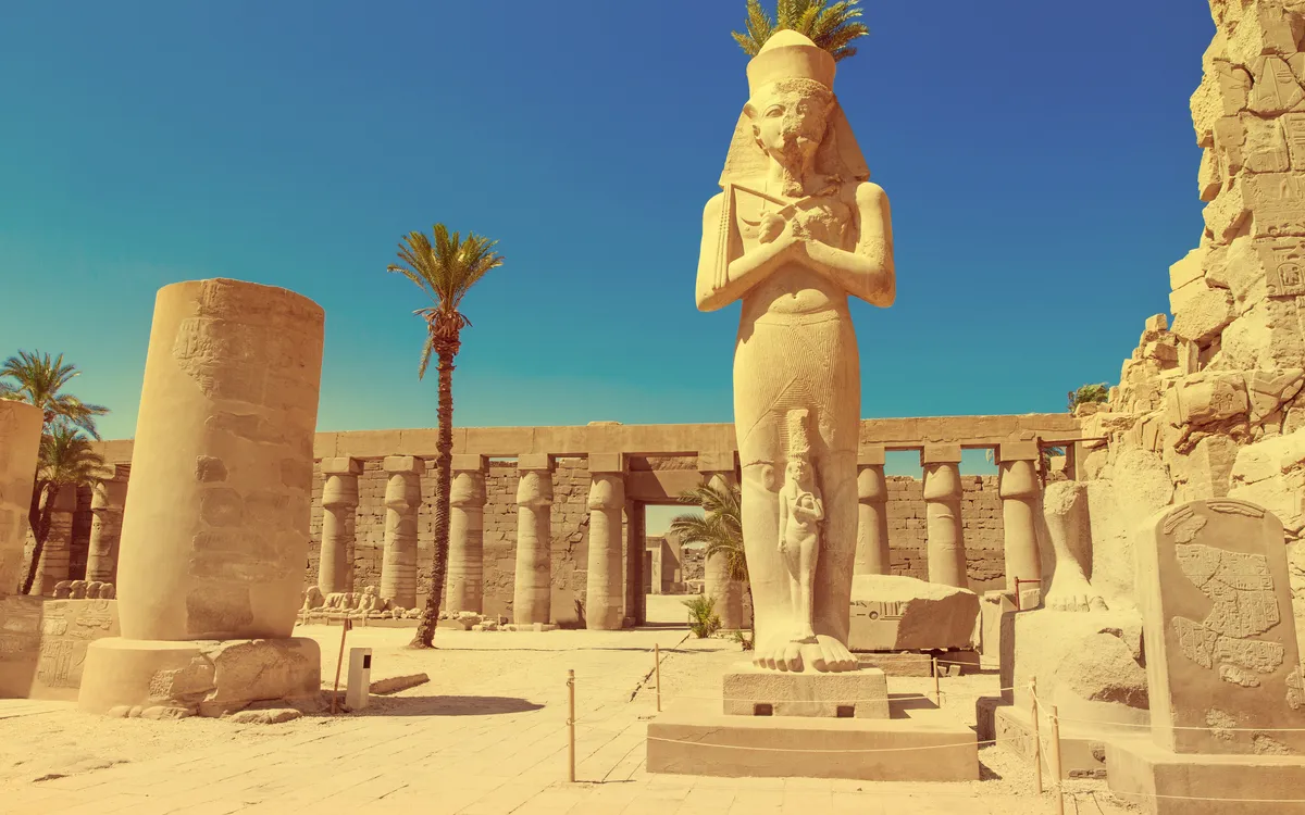Pharaonenstatue im Karnak-Tempel in Luxor
