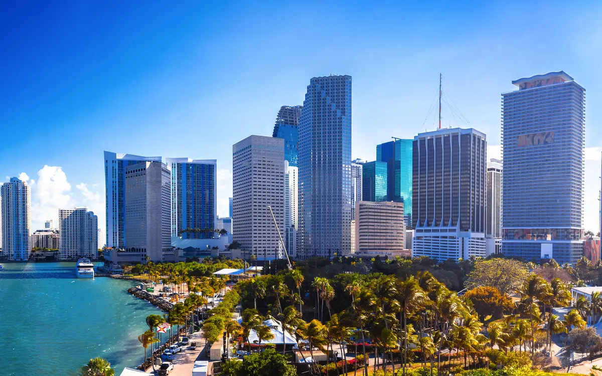 Skyline von Miami mit Hochhäusern, Wasser im Vordergrund und Byfront Park.