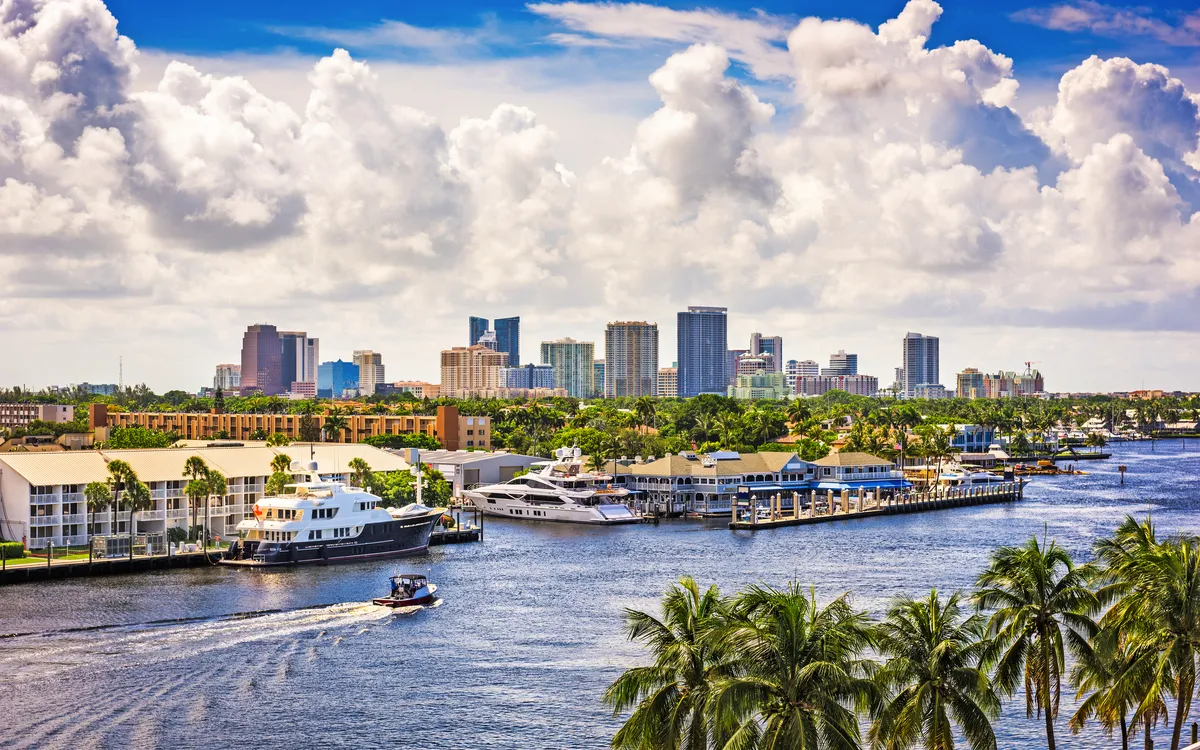 Stadtansicht von Fort Lauderdale mit Yachten und Palmen am Flussufer