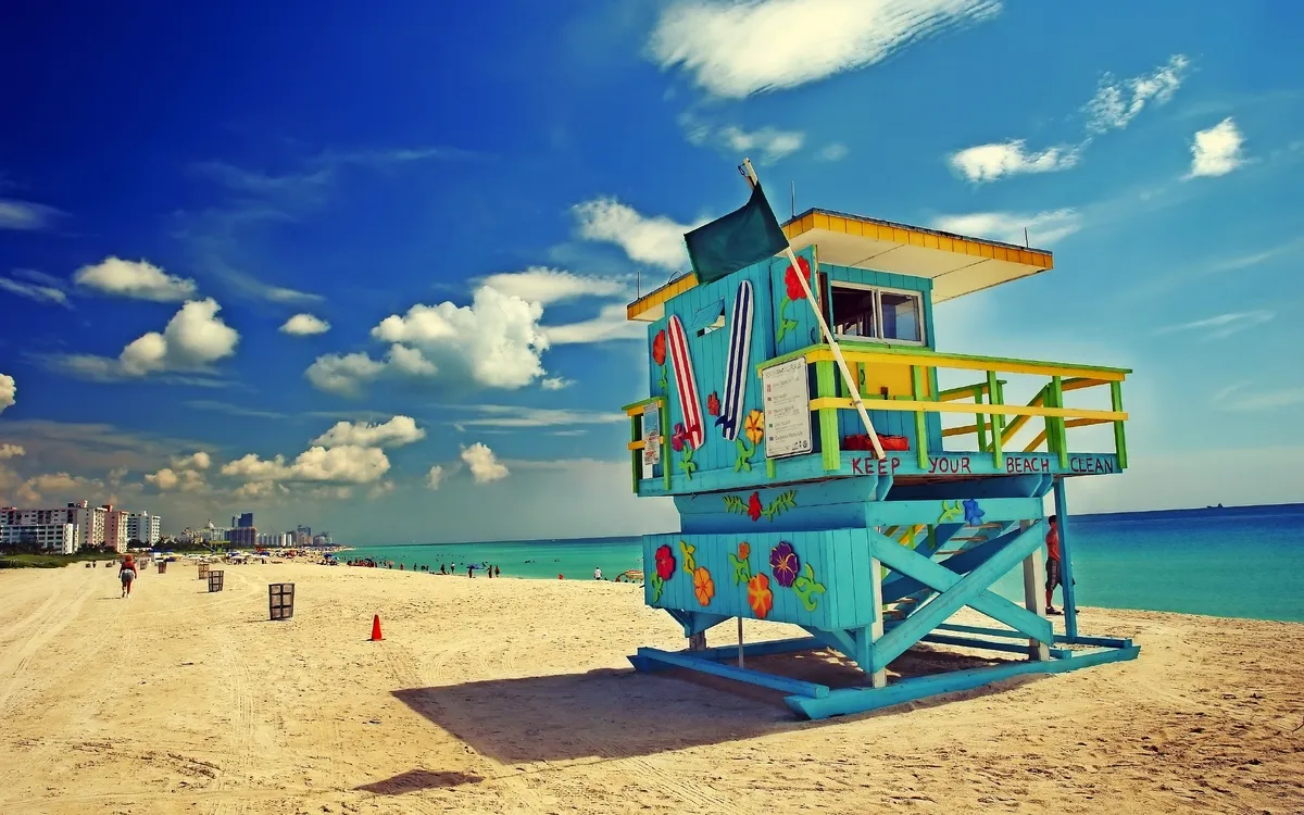 Bunter Rettungsturm am Strand von South Beach, Miami, bei klarem Himmel.