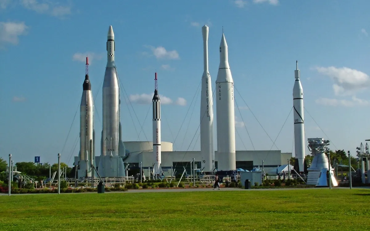 Raketen im Freien auf einer Ausstellungsfläche bei sonnigem Wetter.