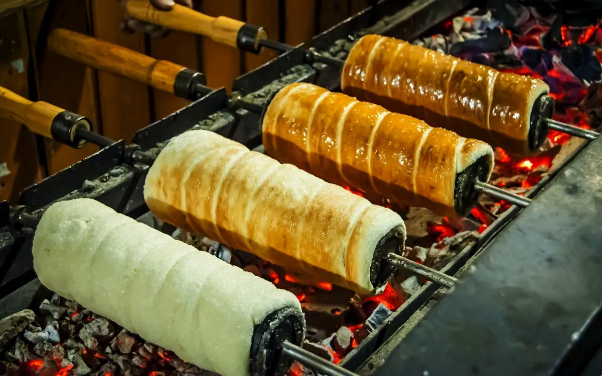 Traditionelles Gebäck auf Spießen über glühenden Kohlen gegrillt.
