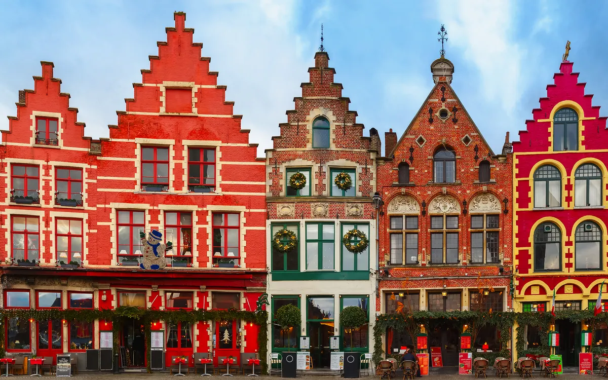 Weihnachtsmarkt auf dem Grote Markt in Brügge mit festlichem Weihnachtsbaum.