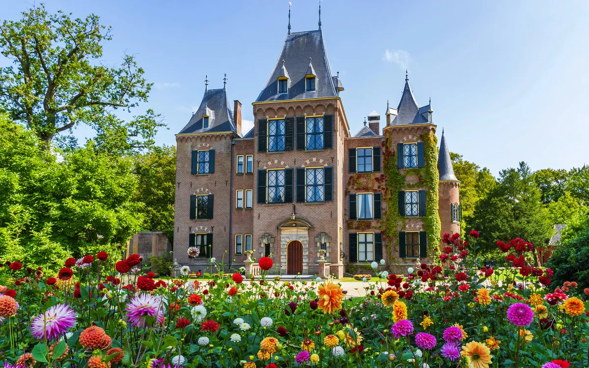 Schloss in Lisse mit buntem Blumenbeet