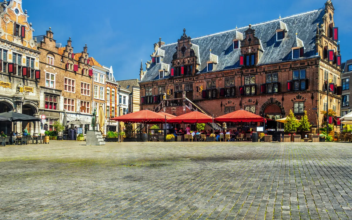 Historischer Platz mit alten Gebäuden und Straßencafés