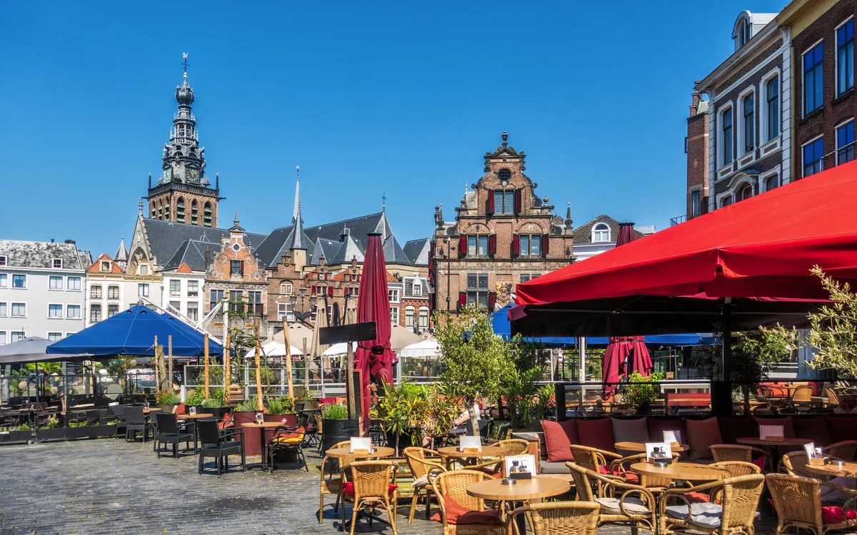 Stadtplatz mit Cafés und historischen Gebäuden