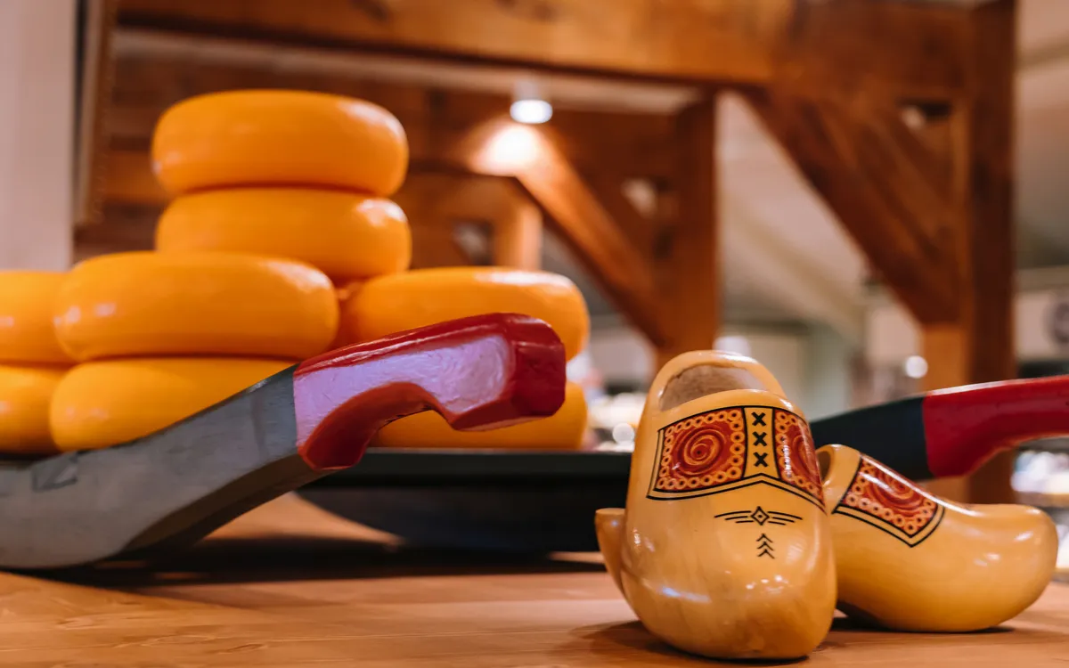 Käselaiber und traditionelle Holzschuhe