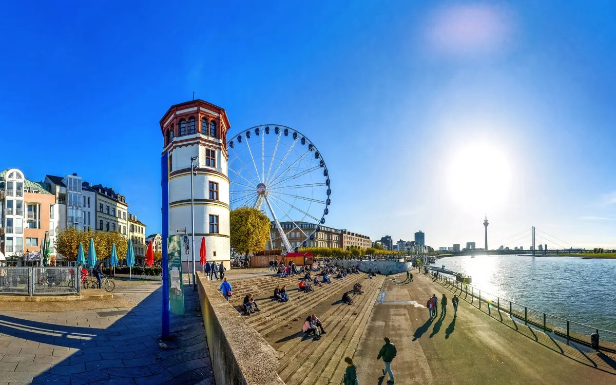 Panoramaansicht der Rheinuferpromenade in Düsseldorf
