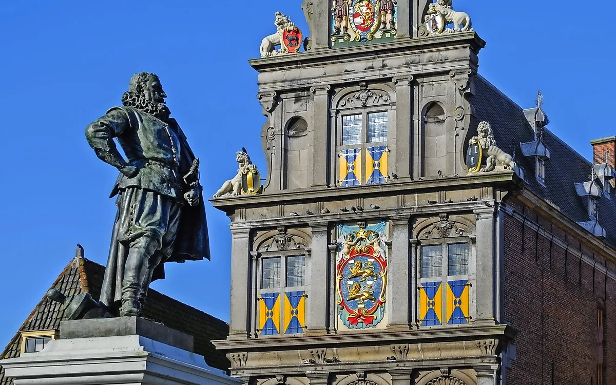 Westfries Museum und das Denkmal von Jan Pieterszoon Coen