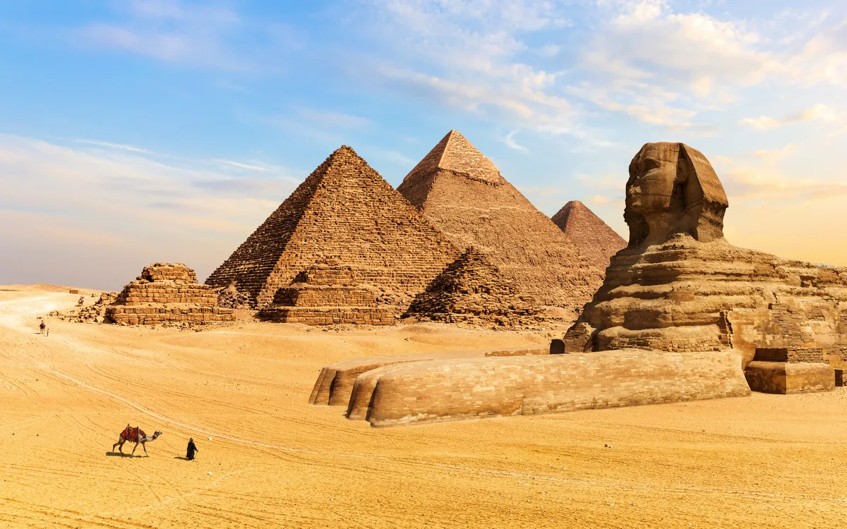 Pyramiden von Gizeh und die Sphinx in der Wüste.