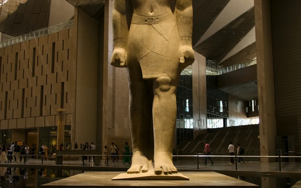 Statue eines Pharaos im Grand Egyptian Museum, Kairo.