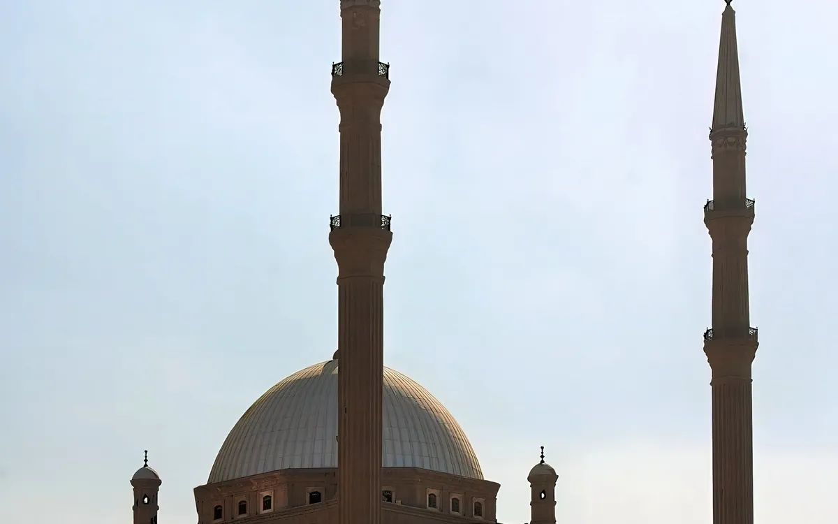 Alabastermoschee in Kairo mit Minaretten und blauen Kuppeln.