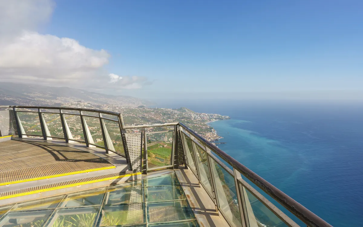 Skywalk auf der Steilklippe Cabo Girão mit Blick auf den Atlantik, Madeira.