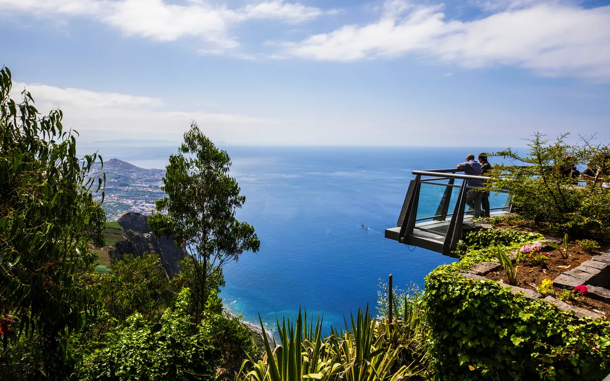 Aussichtsplattform auf der Klippe von Cabo Girão, Madeira, mit Blick auf den Atlantik.