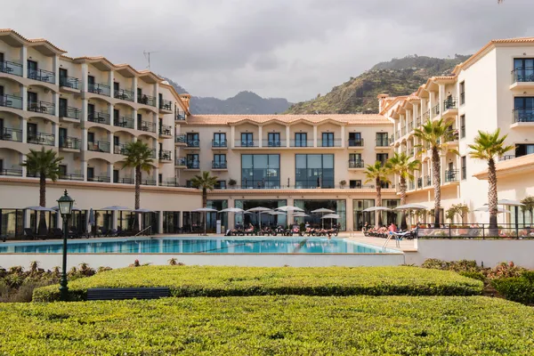 Außenansicht des Hotels Vila Galé Santa Cruz mit Pool und Garten