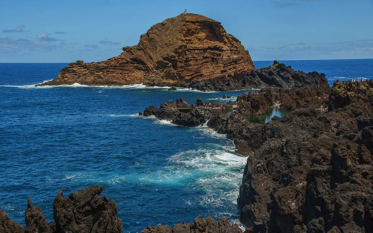 Felsküste mit blauem Meer in Porto Moniz, Madeira.