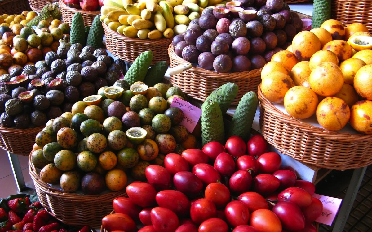 Exotische Früchte auf einem Markt in Madeira.