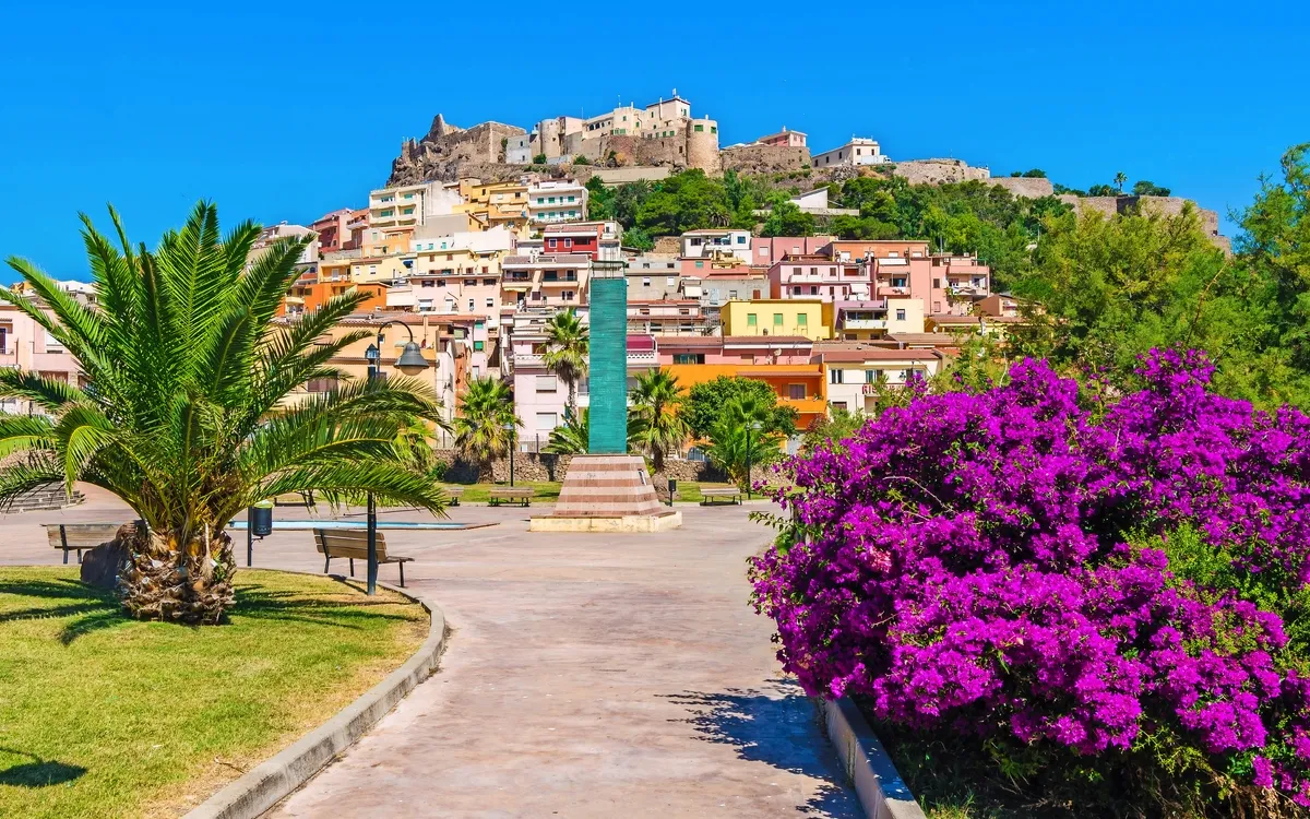Bunte Häuser mit Burg auf Sardinien