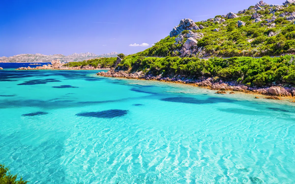 Smaragdgrünes Meerwasser und felsige Küste der Insel Maddalena, Sardinien