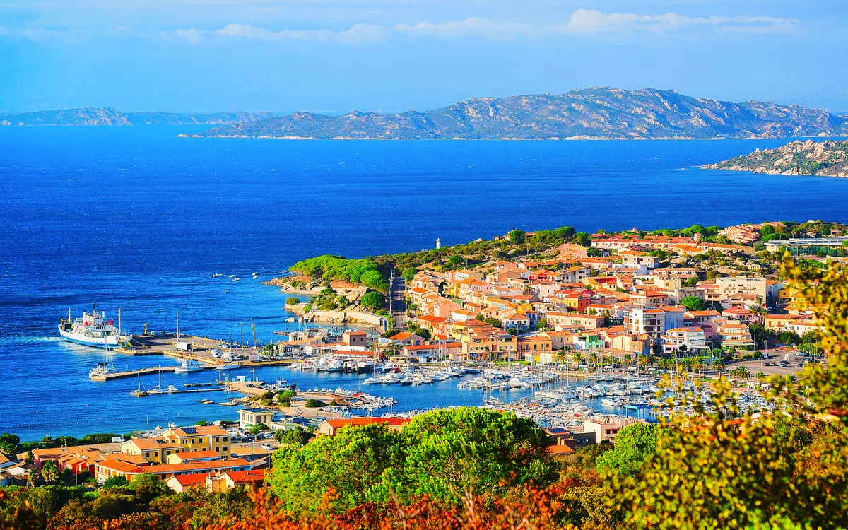 Panorama von La Maddalena am Mittelmeer auf der italienischen Insel Sardinien