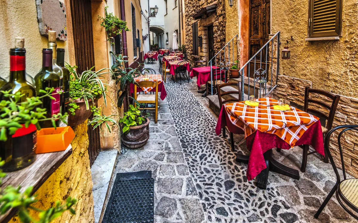 Enge Gasse in Altstadt von Castelsardo auf Sardinien