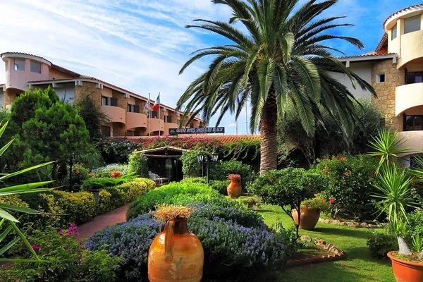 Gartenanlage des Hotel Smeraldo Beach