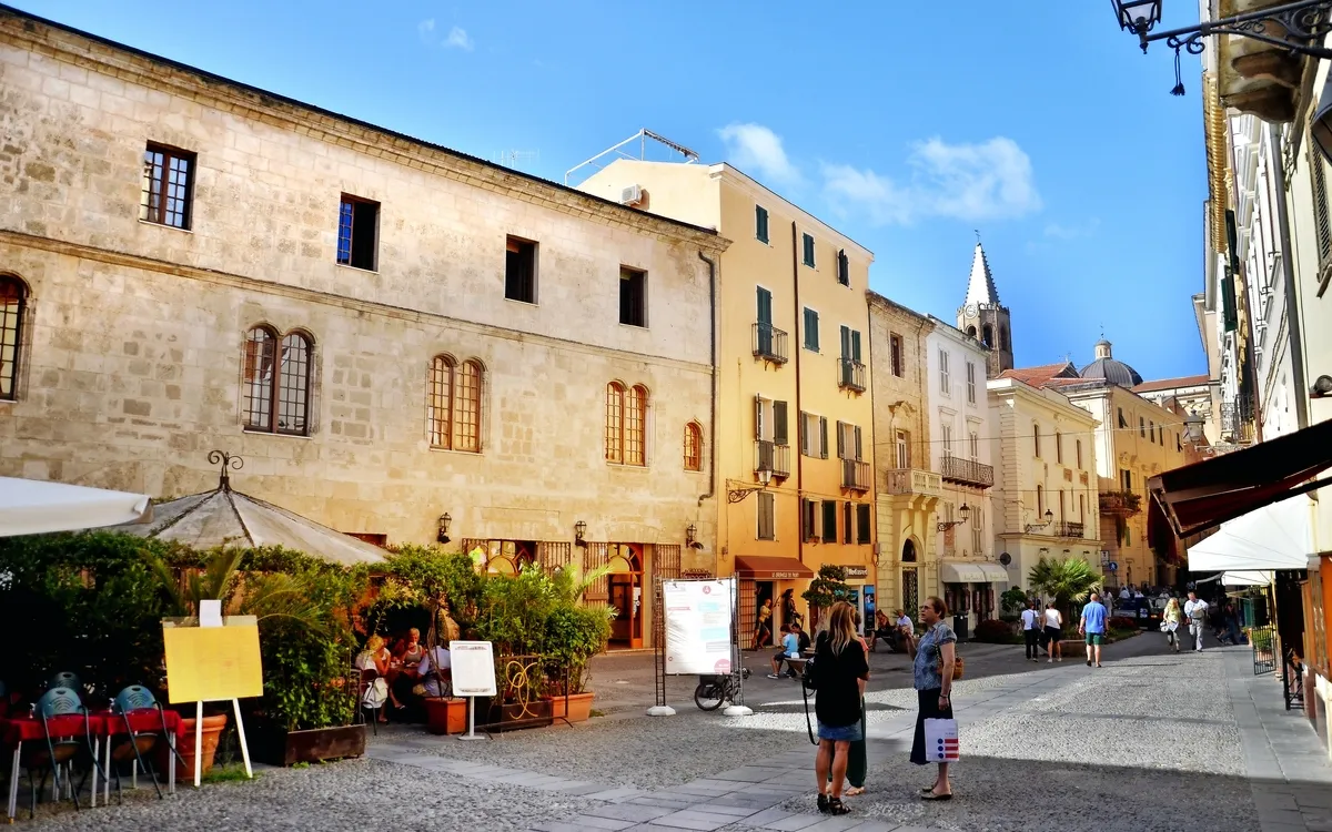 Straßenszene in der Altstadt von Alghero